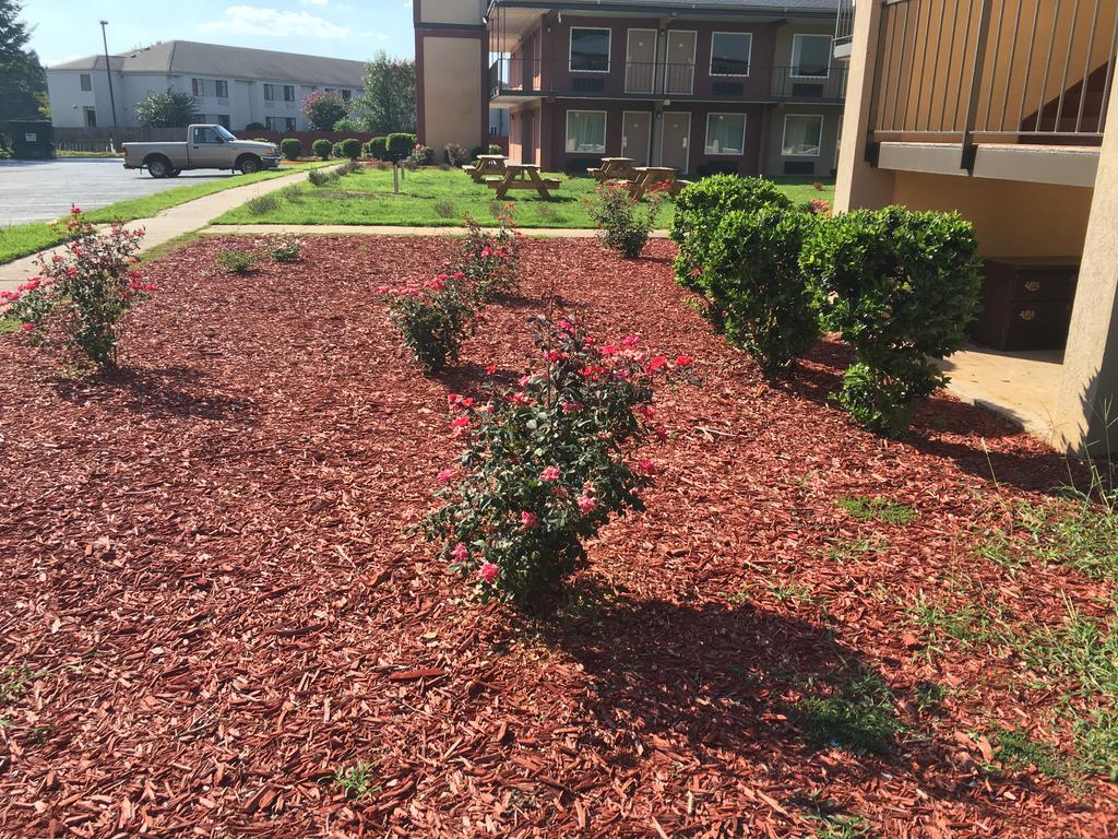 Days Inn By Wyndham Lavonia Exterior photo