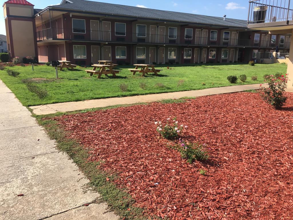 Days Inn By Wyndham Lavonia Exterior photo