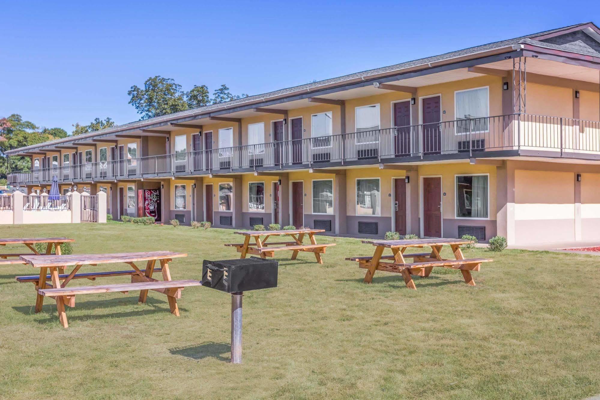 Days Inn By Wyndham Lavonia Exterior photo