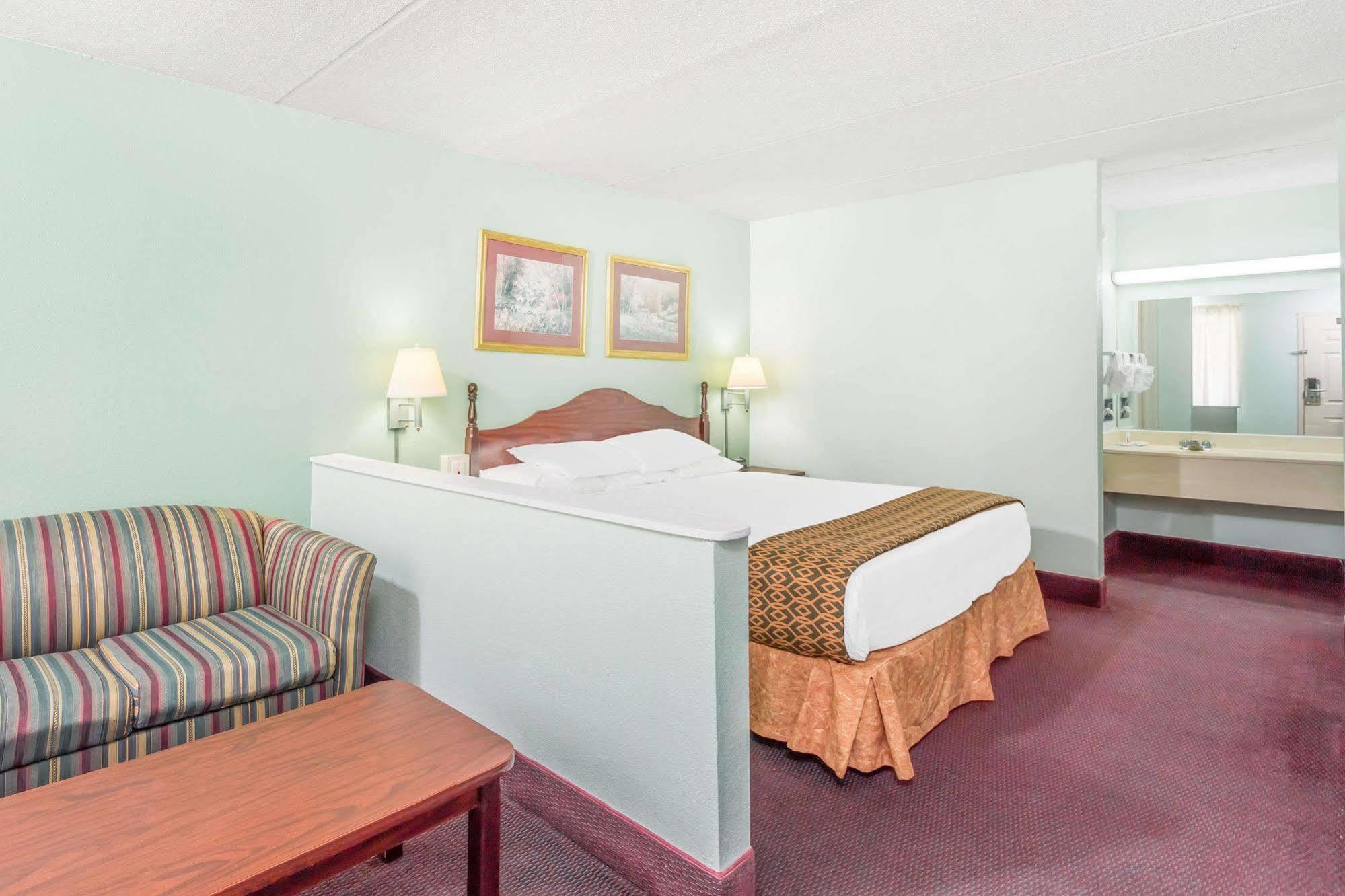 Days Inn By Wyndham Lavonia Exterior photo