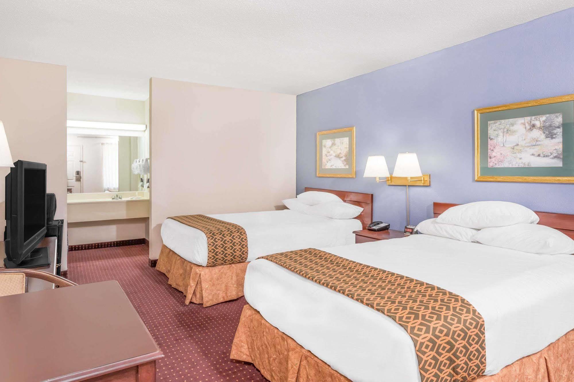 Days Inn By Wyndham Lavonia Exterior photo