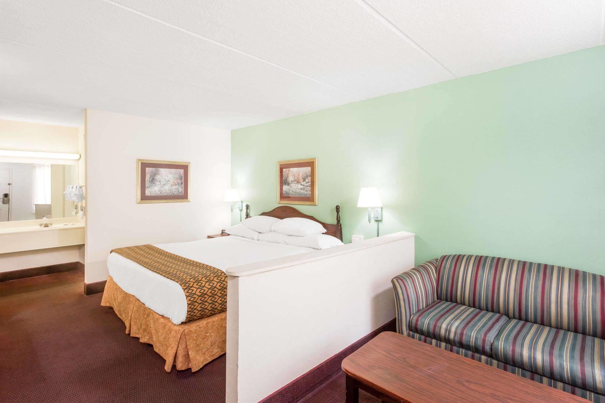 Days Inn By Wyndham Lavonia Exterior photo